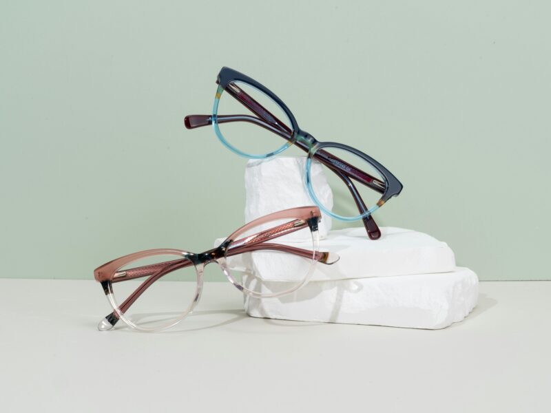 Een nieuwe kijk zonder nieuwe bril Wanneer je zicht verandert of je brillenglazen beschadigd raken, denken veel mensen meteen dat het tijd is voor een compleet nieuwe bril. Toch is dat lang niet altijd nodig. In veel gevallen kun je gewoon je glazen laten vervangen en je huidige montuur blijven dragen. Dat is niet alleen praktisch, maar ook een slimme en duurzame keuze. En goed om te weten: dit geldt niet alleen voor gewone brillen, maar ook voor zonnebrillen. Waarom je montuur behouden? Een montuur kies je vaak met zorg uit. Het past bij je gezicht, je stijl en zit comfortabel. Als dat montuur nog in goede staat is, is het eigenlijk zonde om het te vervangen. Door alleen de brillenglazen te vervangen, behoud je het vertrouwde gevoel van je bril, terwijl je toch profiteert van scherp en comfortabel zicht. Daarnaast zijn monturen vaak het duurste onderdeel van een bril. Door deze te hergebruiken, bespaar je al snel een flink bedrag. Dat maakt het vervangen van glazen een aantrekkelijke optie voor veel mensen. Wanneer is het vervangen van glazen een goede keuze? Er zijn meerdere momenten waarop nieuwe glazen in je bestaande bril een uitkomst zijn. Denk bijvoorbeeld aan een verandering in je oogsterkte of aan glazen die bekrast of dof zijn geworden. Ook wanneer je andere wensen hebt, zoals dunnere glazen of extra coatings, is het vervangen van de glazen een logische stap. Veelvoorkomende redenen om glazen te vervangen zijn: Je oogsterkte is veranderd Je glazen zijn bekrast of beschadigd Je wilt ontspiegelde of lichtgewicht glazen Je wilt een blauwlichtfilter of andere moderne coating Ook voor zonnebrillen een slimme oplossing Wat vaak wordt vergeten, is dat ook zonnebrillen prima geschikt zijn voor nieuwe glazen. Heb je een zonnebril op sterkte en is je sterkte veranderd? Dan hoef je niet meteen een nieuwe zonnebril te kopen. In veel gevallen kun je ook gewoon de zonnebril glazen laten vervangen. Ook als je zonnebril geen sterkte heeft, kan het vervangen van de glazen interessant zijn. Verkleurde of beschadigde zonneglazen kunnen worden vernieuwd, of je kunt kiezen voor een andere tint of polariserende glazen. Zo ziet je zonnebril er weer als nieuw uit en geniet je opnieuw van optimaal kijkcomfort in de zon. Duurzaam én voordelig Het vervangen van brillenglazen is niet alleen goed voor je portemonnee, maar ook voor het milieu. Door je montuur opnieuw te gebruiken, verminder je afval en draag je bij aan een duurzamere manier van consumeren. Steeds meer mensen kiezen daarom bewust voor deze optie. Laat je goed adviseren Niet elk montuur is geschikt voor nieuwe glazen, vooral als het erg oud of beschadigd is. Een opticien kan snel beoordelen of jouw bril nog geschikt is en welke glazen het beste bij jouw wensen passen. Kortom: voordat je een nieuwe bril of zonnebril aanschaft, is het de moeite waard om te kijken of het vervangen van alleen de glazen mogelijk is. Zo geniet je van een frisse, nieuwe kijk zonder een compleet nieuwe bril te hoeven kopen.